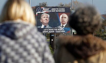 Un cartel publicitario muestra fotos del presidente electo de Estados Unidos, Donald Trump, y del presidente ruso, Vladimir Putin, en Danilovgrad (Montenegro). 