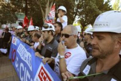 Un momento de una manifestaci&oacute;n convacada el pasado mes de julio por CCOO y UGT, Puertollano bajo el lema &quot;No al cierre de Elcogas. Por la Industria, Por el Empleo, Por el Futuro&quot;, tras el anuncio de cierre de esta empresa.