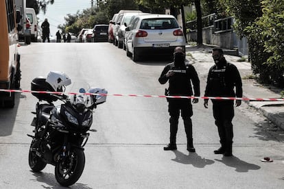 La policía griega bloquea la calle en la que se encuentra la vivienda de Yorgos Karaivaz en Alimos, a las afueras de Atenas, el 9 de abril.