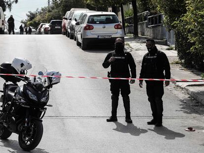 La policía griega bloquea la calle en la que se encuentra la vivienda de Yorgos Karaivaz en Alimos, a las afueras de Atenas, el 9 de abril.