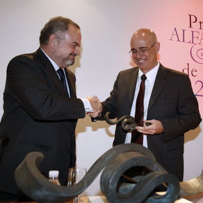 Antonio Orlando Rodríguez recibe el premio de manos de Ignacio Polanco, presidente del Grupo PRISA