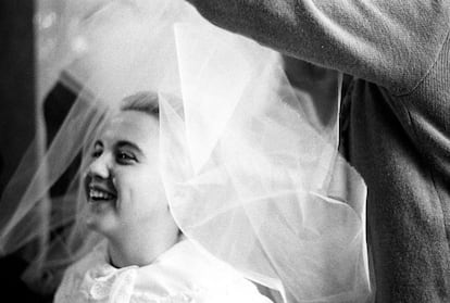 'Preparativos de la novia', fotografía tomada en Barcelona, en 1963, perteneciente a la serie 'Carrera femenina con seguro de vejez'. 
 