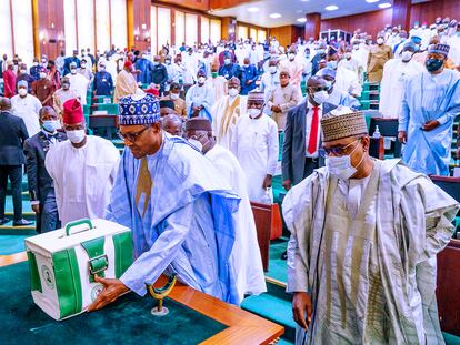 El presidente de Nigeria, Muhammadu Buhari, presenta los presupuestos nacionales de 2021 en la asamblea nacional en Abuja, Nigeria, el 8 de octubre de 2020.