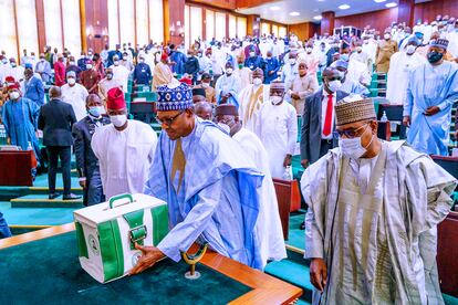 El presidente de Nigeria, Muhammadu Buhari, presenta los presupuestos nacionales de 2021 en la asamblea nacional en Abuja, Nigeria, el 8 de octubre de 2020.