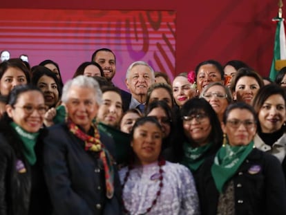 López Obrador rodeado de mujeres tras la firma del acuerdo por la igualdad.