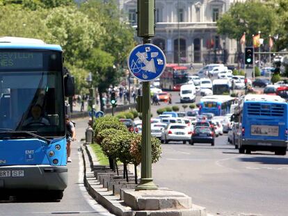 Autobuses de la EMT circulando por la calle Alcalá de Madrid.