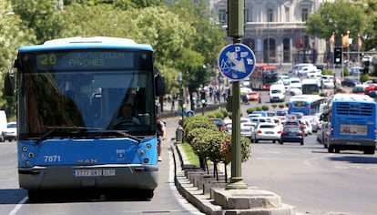 Autobuses de la EMT circulando por la calle Alcalá de Madrid.