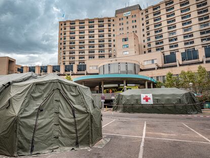 Instalación de una carpa provisional de triaje en el parking del Hospital Clínico Universitario de Zaragoza, este miércoles