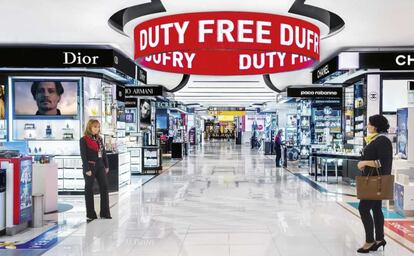 Interior de una tienda en un aeropuerto.