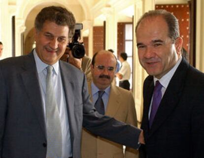 Posada, Zarrías y Chaves, ayer en Sevilla.