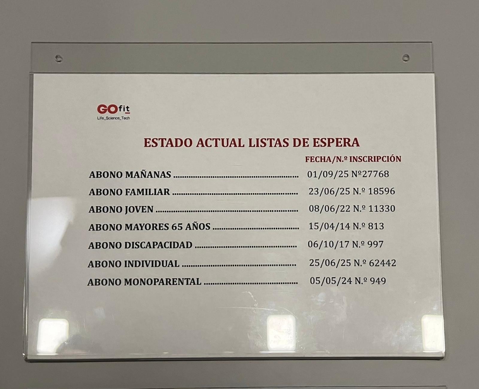 Cartel con las listas de espera colocado en la Go Fit Vallehermoso, en el distrito de Chamberí, Madrid.