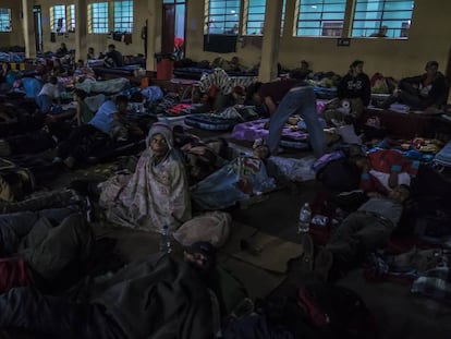 Migrantes hondurenhos passam a noite em um albergue da Cidade da Guatemala.