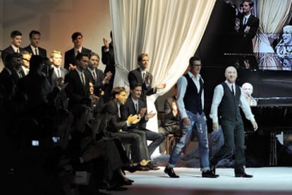 Domenico Dolce y Stefano Gabbana saludando tras la presentación de su nueva colección.