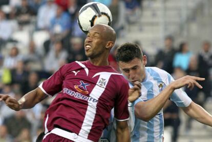 Dinei e Iván González saltan a por la pelota.