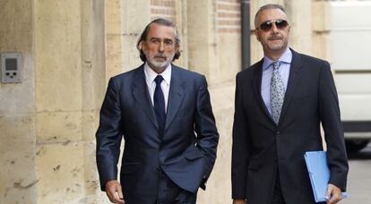 El abogado Juan Carlos Navarro (derecha), junto al cabecilla de Gürtel, Francisco Correa, ante el TSJ en Valencia en 2012.