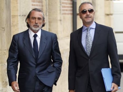 El abogado Juan Carlos Navarro (derecha), junto al cabecilla de G&uuml;rtel, Francisco Correa, ante el TSJ en Valencia en 2012.