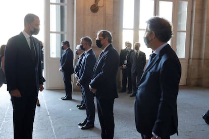 Felipe VI saluda a los presidentes del Gobierno Vasco, Iñigo Urkullu, Generalitat de Cataluña, Quim Torra, y la Xunta de Galicia, Alberto Nuñez Feijóo (de izquierda a derecha).