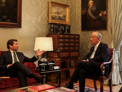 El presidente portugués, Marcelo Rebelo de Sousa, durante su encuentro con el líder de Chega, André Ventura, este lunes en el palacio de Belém, en Lisboa.