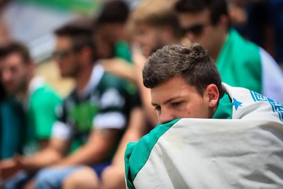 Torcedores da Chapecoense lamentam o trágico acidente.