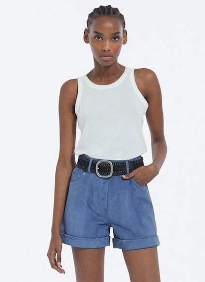 Este short de The Kooples supone llevar al siguiente nivel el pantalón corto vaquero al estar confeccionados en ante.

275€