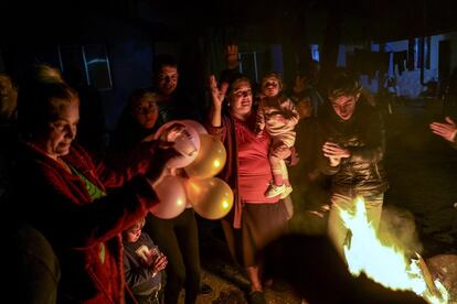 Vecinos durante la celebración de un cumpleaños en su casa del sector 6 de la Cañada Real, que llevaba dos meses sin suministro eléctrico en diciembre de 2020. 