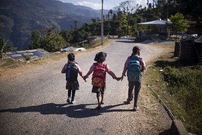 Como muchas escuelas quedaron inservibles, pronto se instalaron colegios temporales para que los niños no perdieran muchos meses de clases. Unicef también distribuyó materiales escolares a casi 900.000 pequeños.