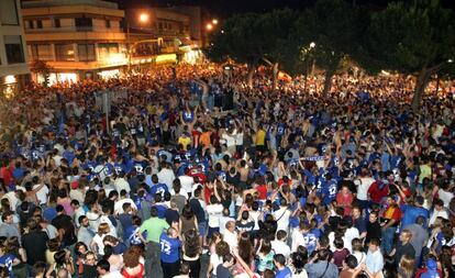 Aficionados del Getafe CF celebran por las calles de la localidad madrileña el ascenso a LaLiga Santander por primera vez en su historia. 19 de junio de 2004.