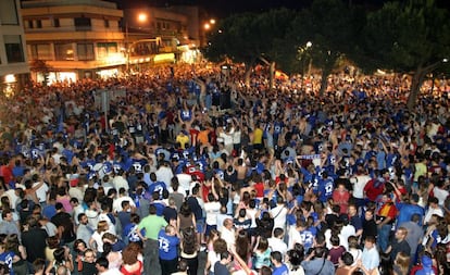 Aficionados del Getafe CF celebran por las calles de la localidad madrileña el ascenso a LaLiga Santander por primera vez en su historia. 19 de junio de 2004.