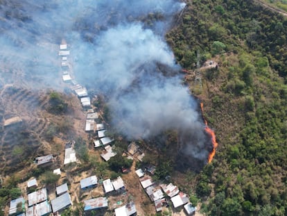 Incendio forestal en el sector de Ruitoque, Santander, el 20 de enero de 2024.