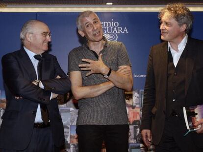 El escritor José Ovejero (c), posa junto al presidente de Santillana, Ignacio Santillana (i), y Manuel Rivas, presidente del jurado.