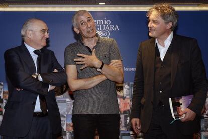 El escritor José Ovejero (c), posa junto al presidente de Santillana, Ignacio Santillana (i), y Manuel Rivas, presidente del jurado.