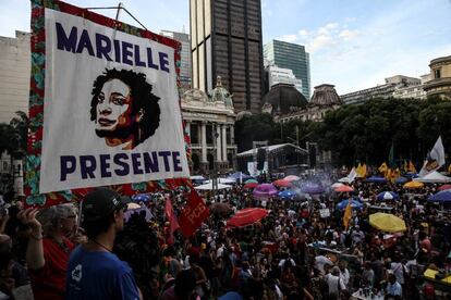 Cientos de personas participan en una concentración para conmemorar el primer aniversario del asesinato de la concejala Marielle Franco este jueves, en Río de Janeiro (Brasil).