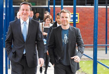 <b>David Cameron ha conseguido el apoyo de Gary Barlow, líder de Take That.</b>