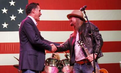 Mitt Romney saluda a Kid Rock durante un mitin en Detroit.