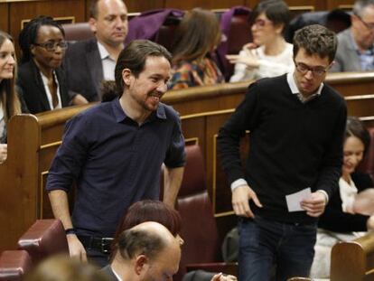 Pablo Iglesias e &Iacute;&ntilde;igo Errej&oacute;n (Podemos), el mi&eacute;rcoles en el Congreso de los Diputados.