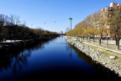 El río Manzanares, con el teleférico de Madrid al fondo.