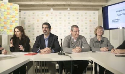 Eneko Goia, seguno por la izquierda, junto a Markel Olano, candidato del PNV a la Diputación de Gipuzkoa.