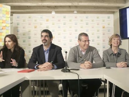 Eneko Goia, seguno por la izquierda, junto a Markel Olano, candidato del PNV a la Diputación de Gipuzkoa.