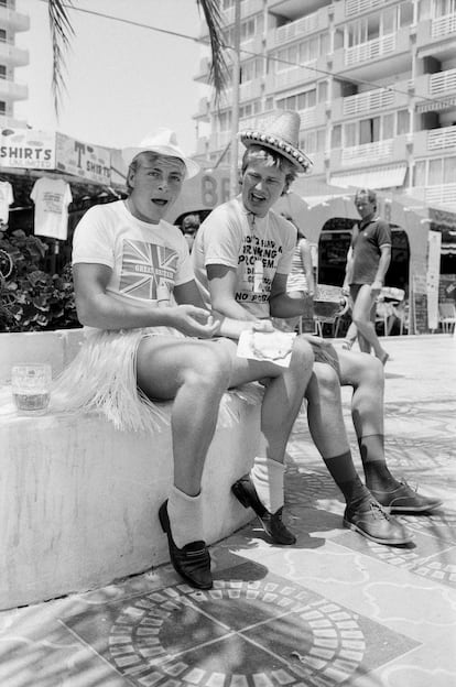 Dos turistas británicos en Benidorm en 1984.