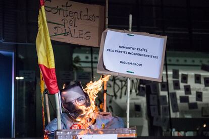 Miembros del CDR Girona queman una foto de Pere Aragonès en una manifestación para conmemorar el 1-O.