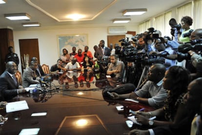El presidente saliente, Laurent Gbagbo, durante una conferencia de prensa ayer en Abiyán.