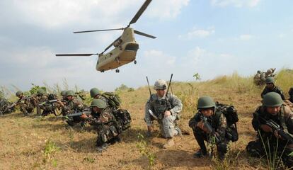 Una decena de militares filipinos y tres estadounidenses, en un ejercicio en 2015.