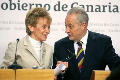María Teresa Fernández de la Vega, y el presidente canario, Adán Martín, conversan durante la rueda de prensa conjunta.