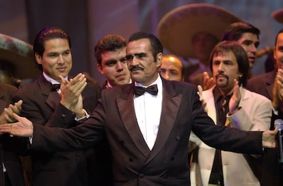 En 2002, 'El Rey', como también le conocen sus seguidores, fue elegido Persona del Año por la Academia Latina de la Grabación, en Los Ángeles (Estados Unidos).