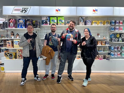 David Ruiz (segundo de derecha a izquierda) junto a un grupo de amigos en la tienda de Bandai Namco en Madrid tras participar en el sorteo de Ichiban Kuji, el 12 de abril de 2025.