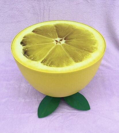 ¡Esta mesa-limón es tan jugosa que hace enloquecer mis jugos! No solo sirve para refrescar su aburrido salón, sino también para limpiar el aura, porque el limón es el rey de los desinfectantes. Posiblemente este sea el primer mueble amarillo que he visto, y desde entonces ha abierto un umbral amarillo de la percepción en mi mente. ¡Al fin tengo mesa para poner todos esos limones que me ofrecen!