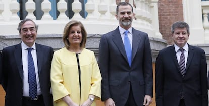 El rey Felipe acompañado por la ministra de Empleo y Seguridad Social, Fátima Báñez, el director general de la OIT, Guy Ryder, a la derecha, y el presidente de la CEOE, Juan Rosell