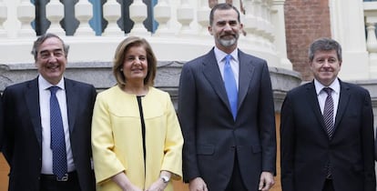 El rey Felipe acompa&ntilde;ado por la ministra de Empleo y Seguridad Social, F&aacute;tima B&aacute;&ntilde;ez, el director general de la OIT, Guy Ryder, a la derecha, y el presidente de la CEOE, Juan Rosell