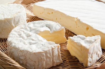 El queso de camembert es cremoso con una corteza blanca y originario de Francia.