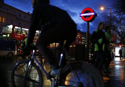 Por su parte, la empresa de alquiler de bicicletas Barclays Cycle Hire ha informado de que el miércoles aumentó en un 50 por ciento sus contrataciones, con 30.000 alquileres. Este jueves, por el momento, ha conseguido 11.000 alquileres. En la imagen, un ciclista pasa junto a una señal de metro durante la huelga del suburbano londinense.